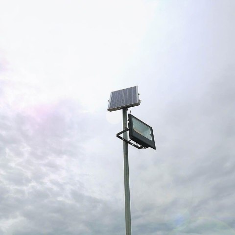Projektor LED solarny V-TAC 35W czarny IP65 pilot timer VT-100W 4000K 2450lm 2 lata Gwarancji Projektor LED solarny V-TAC 35W czarny IP65 pilot timer VT-100W 4000K 2450lm 2 lata Gwarancji
